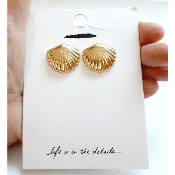 NWT LOFT Gold Tone Shell Design Post Stud Style Earrings Chic Classic NEW - Picture 1 of 8